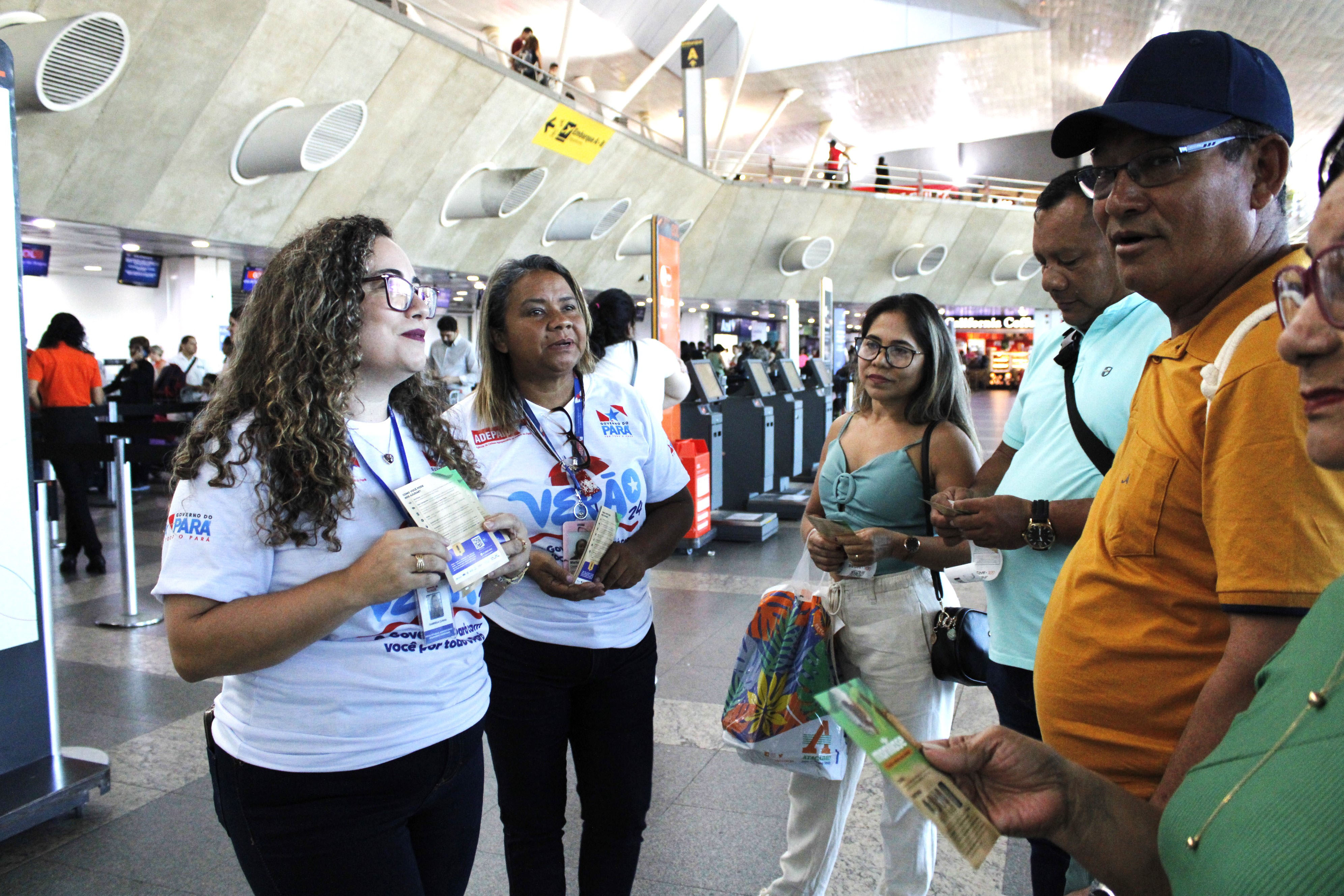 Fiscais agropecuários entregam panfletos educativos no aeroporto