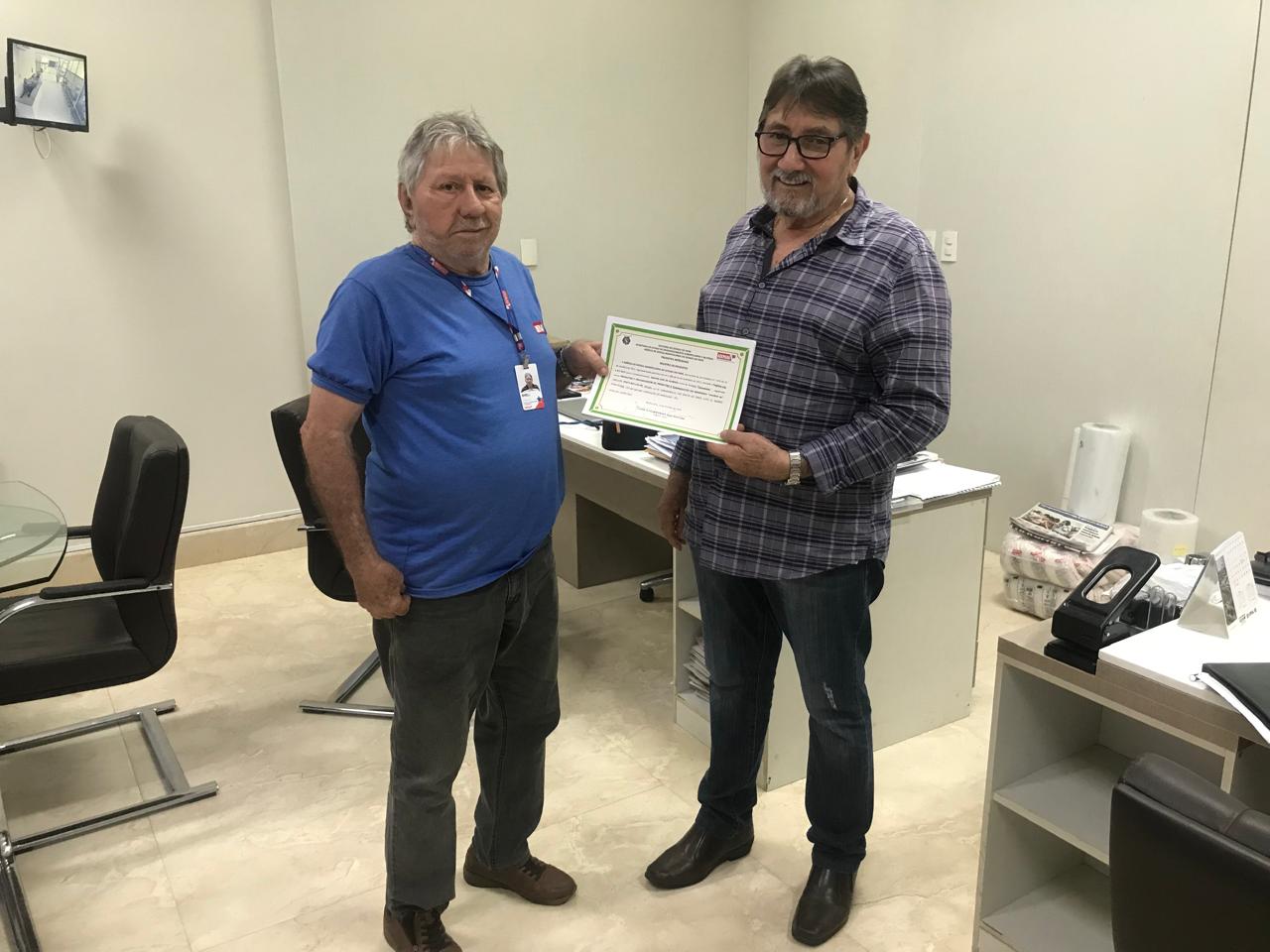 Fiscal agropecuário entrega certificado para empresa em Santa Izabel do pará