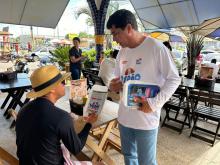 Fiscal da ADEPARÁ entrega panfleto educativo durante operaçaõ verão em Salinópolis