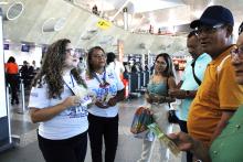 Fiscais agropecuários entregam panfletos educativos no aeroporto